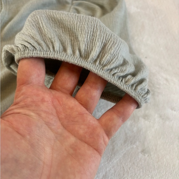 Abercrombie & Fitch Smocked Waist Tie-Front Puff Sleeve Top - Grey Size M - Picture 8 of 9